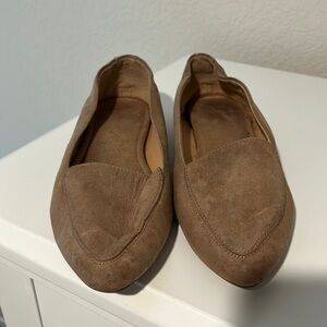 Old Navy women’s size 9.5 pointed toe faux suede loafer.